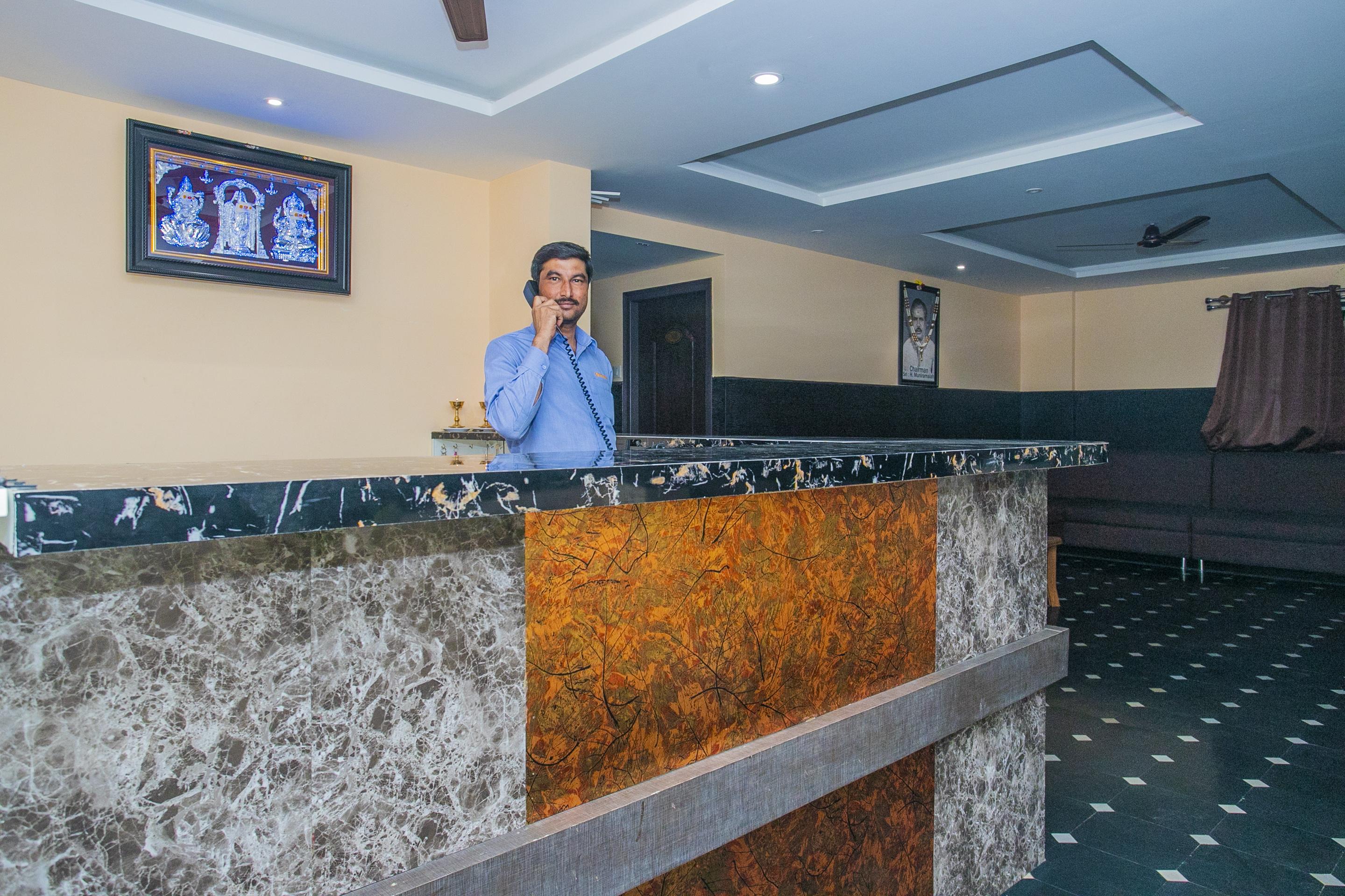 Oyo 22837 Chairmen'S Hotel Bangalore Exterior photo